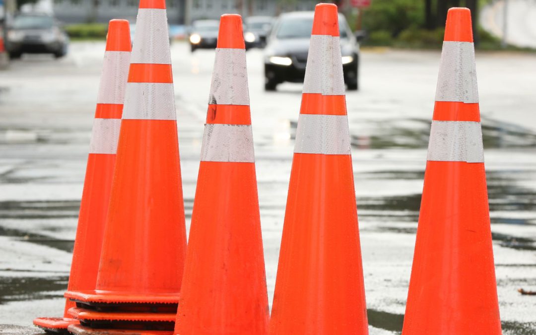 Conos naranjas de alta visibilidad para señalización vial