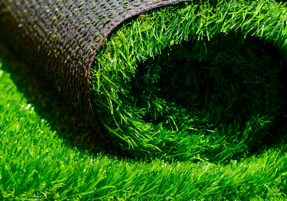 pasto sintetico vs pasto natural