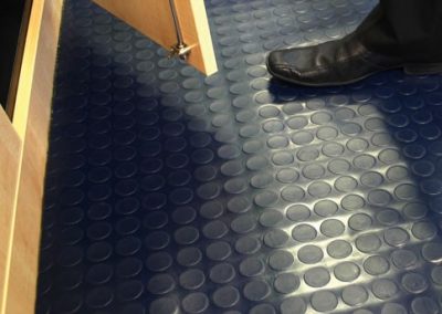 Piso tachón rollo antiderrapante