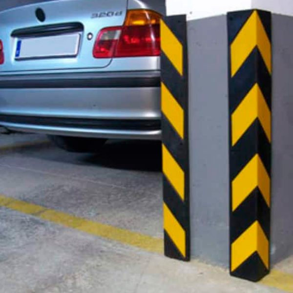 Protector esquinero de hule para columnas de estacionamiento
