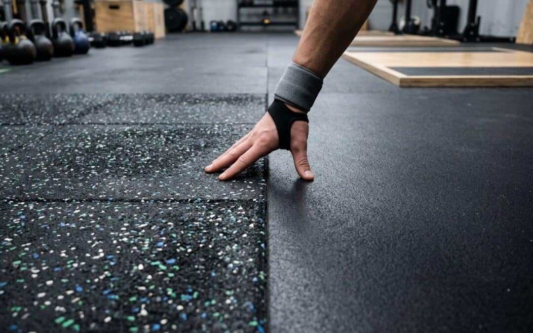 Piso para gimnasio reciclado vs. caucho virgen